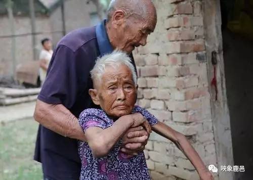 架子车上的“情书”：86岁鹿邑老人推瘫痪妻子看世界