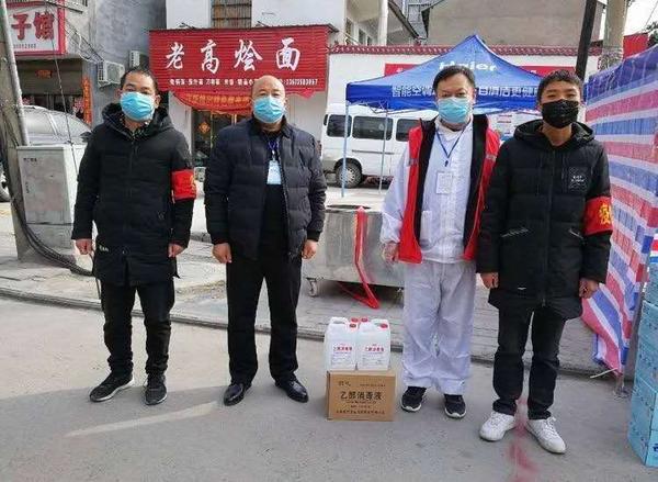 项城：志愿者为社区捐赠抗“疫”物资